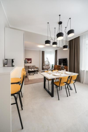 Bright & Sunny Stylish Apt with 2BDR and 2BTH
